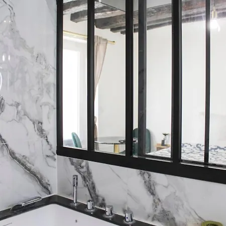 Charm And Comfort In The Heart Of The Marais Parigi