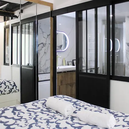 Charm And Comfort In The Heart Of The Marais Appartamento