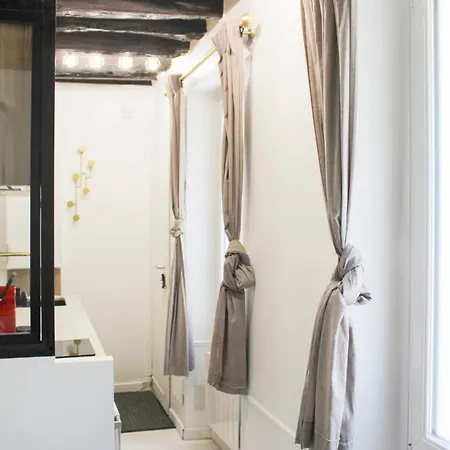Charm And Comfort In The Heart Of The Marais Appartamento